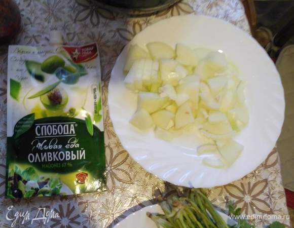 Режем крупно лук.