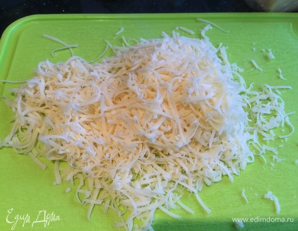 Сыр натрите на мелкой терке. 