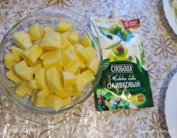 Режем крупно картофель.