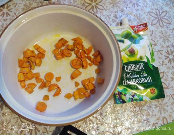 Приготовим керамическую емкость или казан. И начинаем слоями выкладывать обжаренные до полуготовности овощи. Морковь первая.