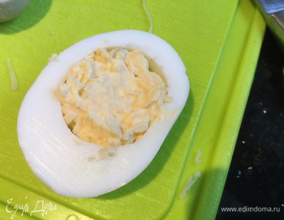 Заполните получившейся массой белки, сверху выложите икру.