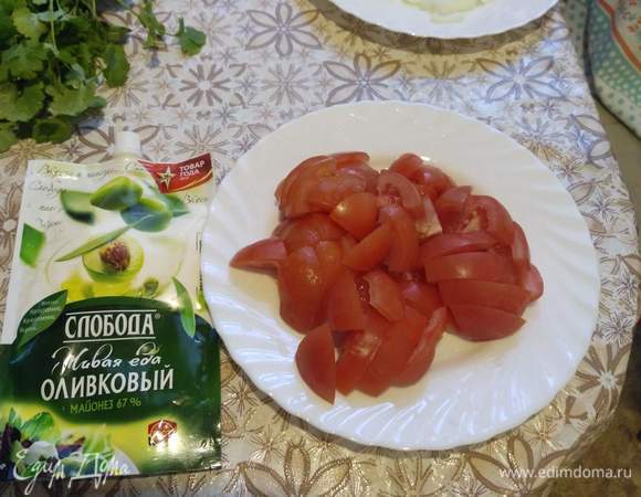 Режем помидоры.