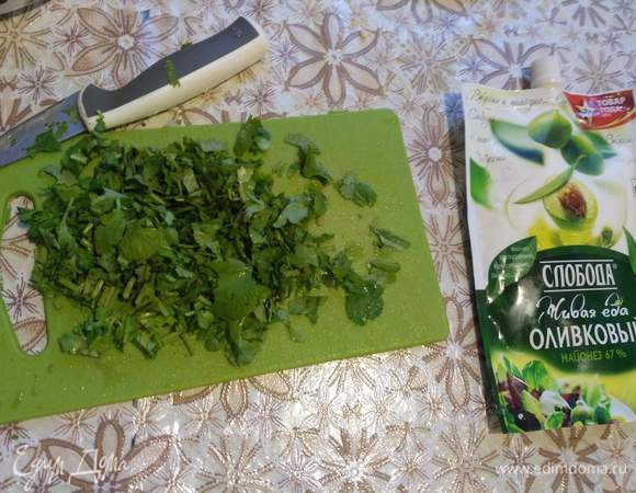 Рубим кинзу.