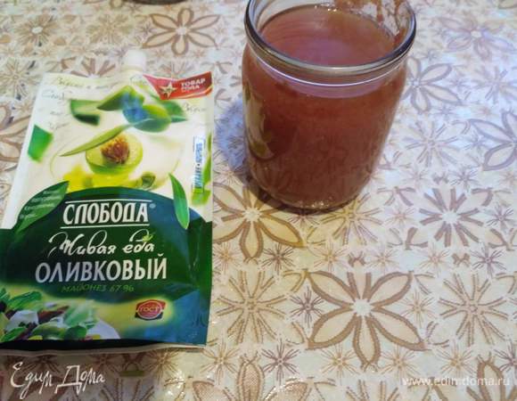 Готовим бульон для нашего блюда, в котором будут томиться наши овощи с сердечками. Берем томатную пасту, добавляем в нее воду, соль и перец. Все перемешиваем и заливаем в нашу керамическую форму (казан).