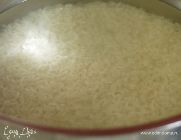 Заливаем 150 г риса — 170 мл воды холодной, пропорции 1 к 1,2. Ставим на огонь.