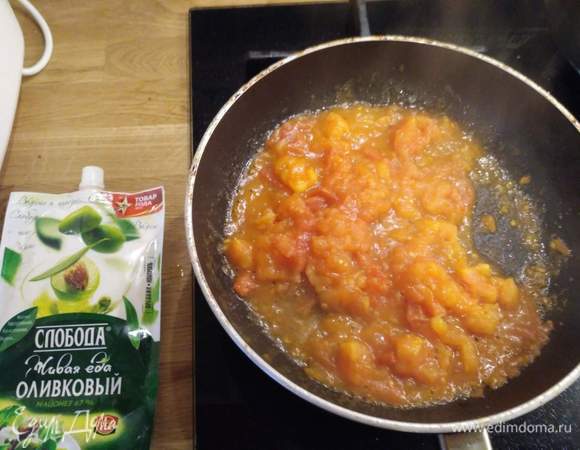 Томаты также пассируем до мягкости.