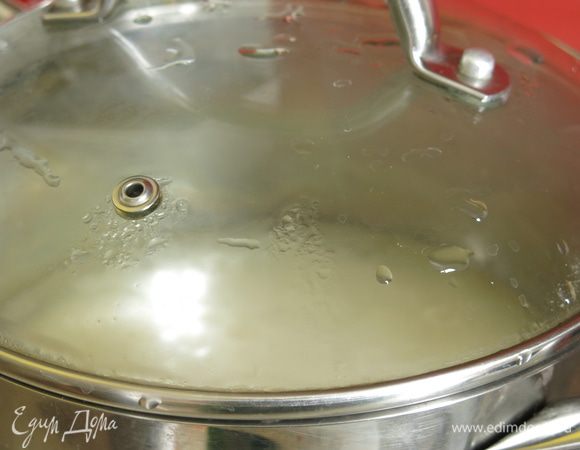 Даем закипеть, накрываем крышкой и варим на слабом огне 10 минут. 