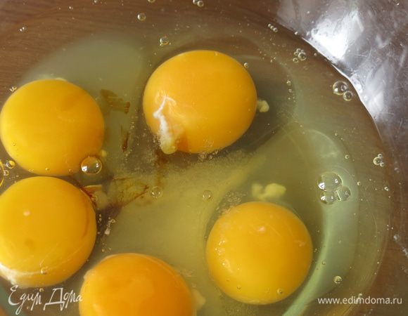 Пока варится рис, готовим омлет, добавляем к яйцам чайную ложку сахара, столовую ложку соевого соуса.