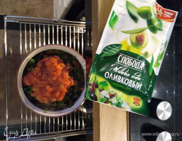 Выкладываем пассированные помидоры.