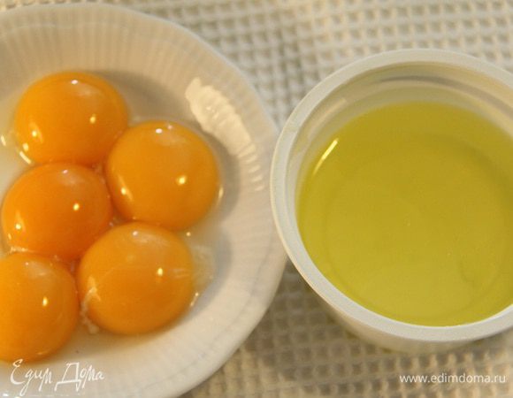 Отделить белки от желтков. Два белка добавить к тертому сыру (три белка используйте для других рецептов, например, http://www.edimdoma.ru/retsepty/32364-kunzhutnoe-pechenie-s-shokoladom — очень люблю это печенье).