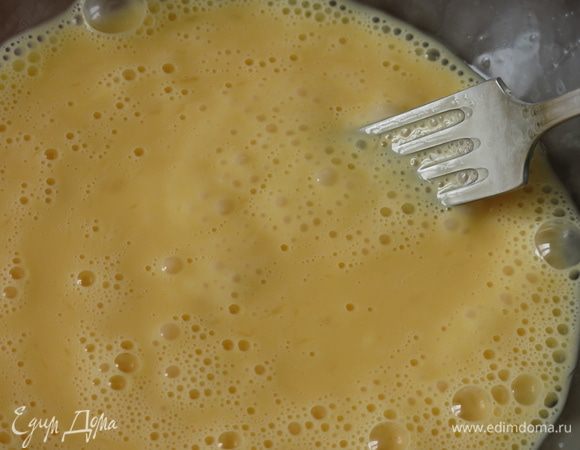 Добавляем ложку майонеза постного ТМ «Слобода». Сбиваем слегка.