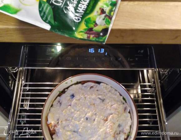 Сверху промазываем майонезно-сырной смесью. И ставим в духовку на 1 час при температуре 200°С.