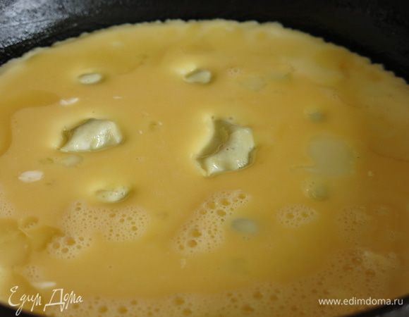 На раскаленную сковороду с растительным маслом наливаем третью часть омлетной массы.