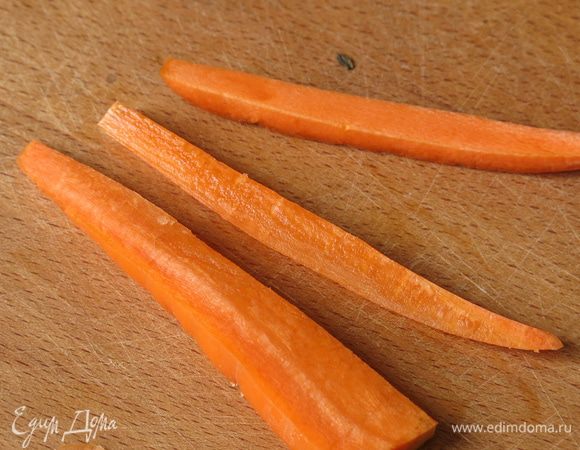 Отрезаем полоску морковки.