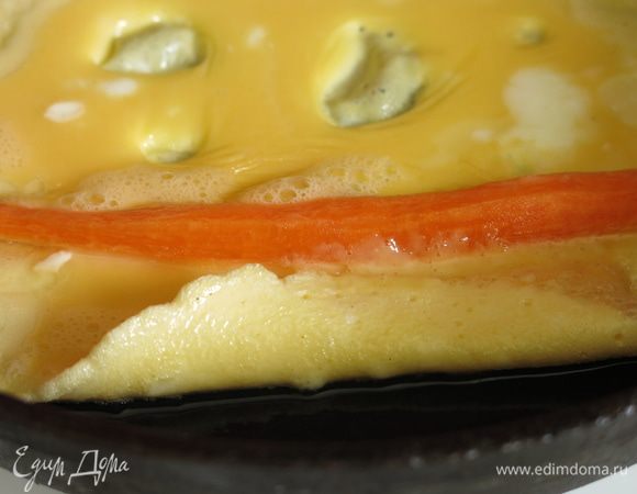 На чуть схватившийся омлет кладем морковь.