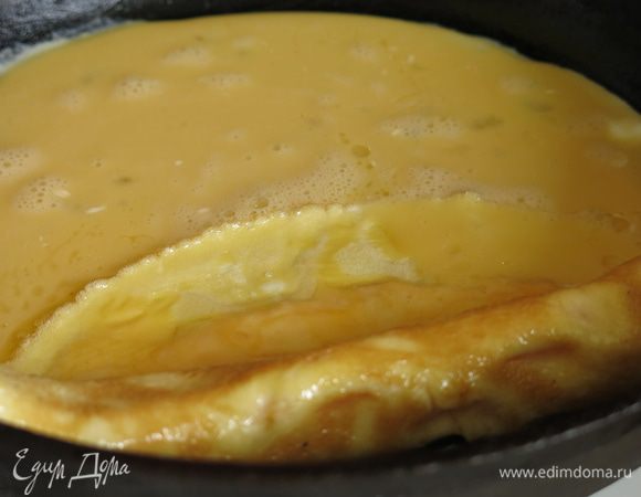 Сворачиваем омлет роллом.