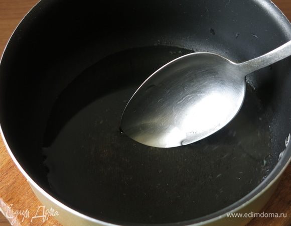 Снимаем рис с огня и выдерживаем 15 минут под крышкой. Готовим заправку, в уксусе рисовом чуть подогретом, растворяем сахар и соль, по 1 ч. л.