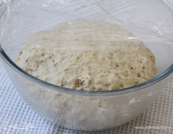 Тесто через час обомните и снова оставьте на часок в теплом месте.