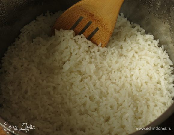 Вливаем в рис заправку и перемешиваем деревянной лопаткой, обмахиваем рис веером.