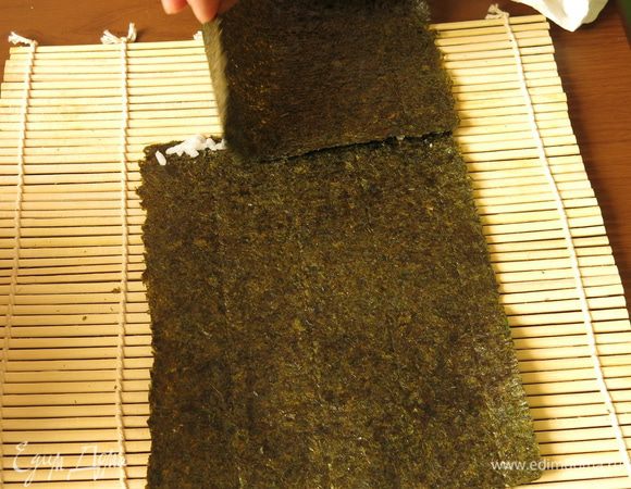 Соединяем половинки нори рисом.