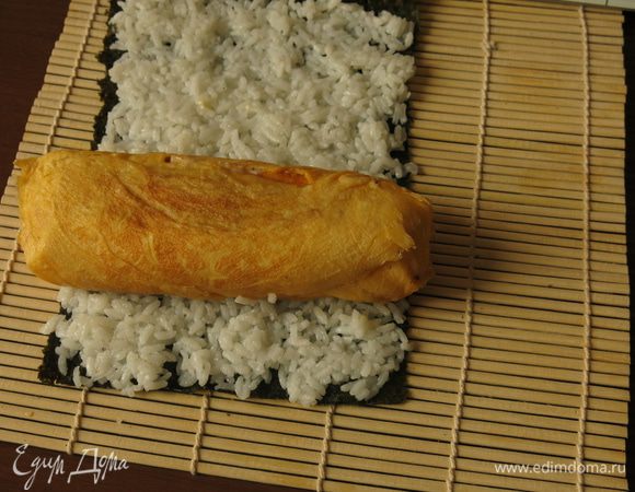 На рис кладем рулет.