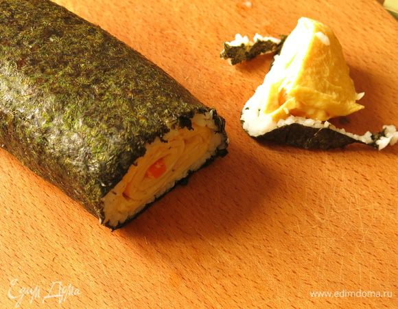 Сворачиваем с помощью коврика. Отрезаем край.