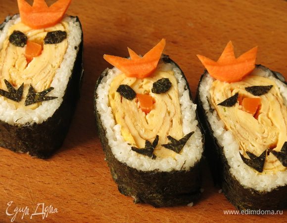 Из нори вырезаем глазки, лапки, из моркови гребень. Подаем с соусом, смесь майонеза и соевого соуса. Приятного!