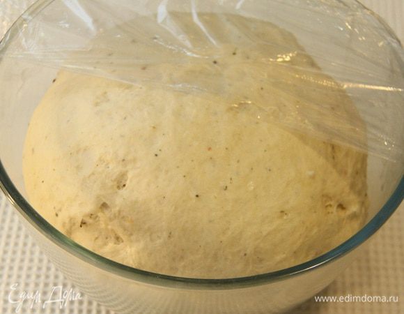 Тесто поднялось еще раз. Выложить тесто на рабочую поверхность.