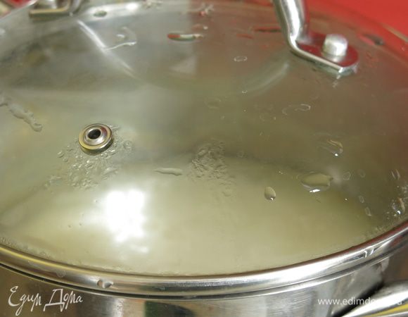 Варим рис  10 минут с момента закипания, под крышкой. Пропорции рис к воде 1 к 1,2. Когда рис готов, даем ему настояться под крышкой. У японцев есть такая пословица «даже если ребенок плачет от голода, крышка не будет снята до тех пор, пока рис не сварится».