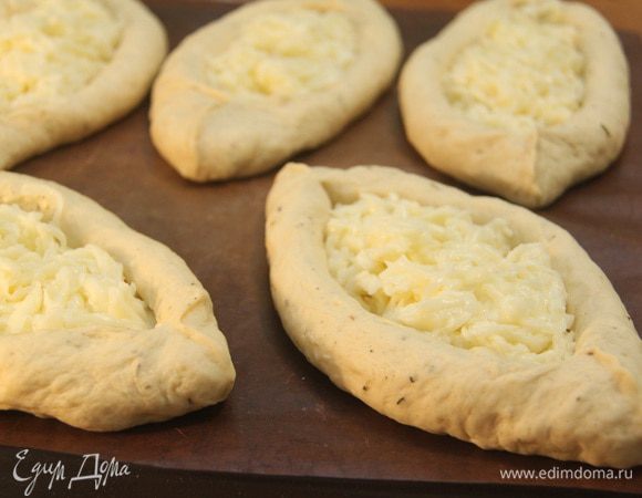 Два противоположных края лепешки свернуть рулоном, края соединить и защипать.