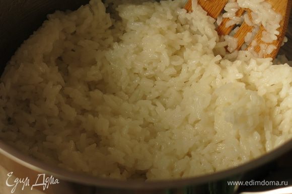 Перемешиваем рис с заправкой.