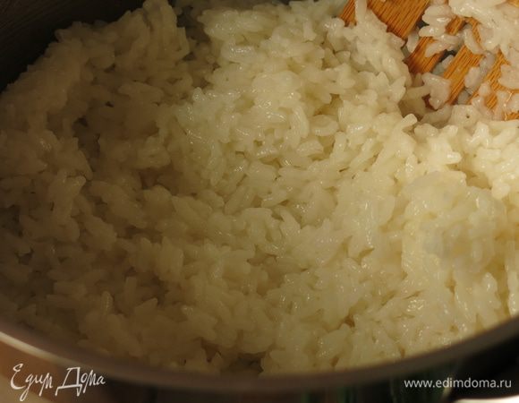 Перемешиваем рис с заправкой.