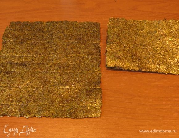 Картинку без описания кадзари-цыпленок увидела в интернете, подобрала очередность сборки, а потом случайно нашла и пошаговое. Для цыпленка используем два листа нори. Каждый из них разрезаем пополам, высота — 21 см,  длина — 19 см,  т е. при разрезании получается полоски по 10,5 см высотой.