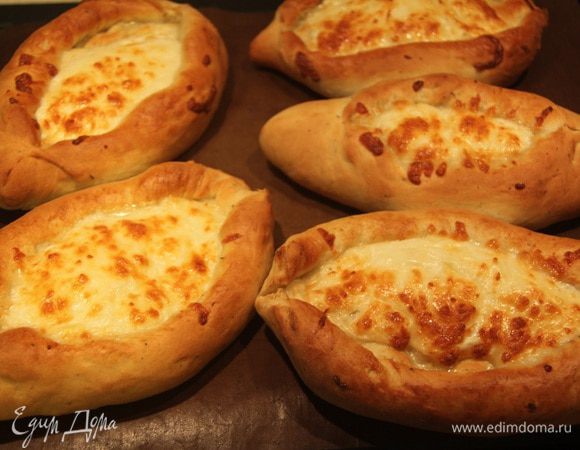 Выпекать в предварительно разогретой до 200°С духовке, примерно 12 — 15 минут (ориентируйтесь по своей духовке).