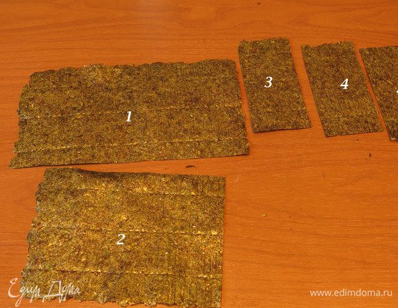 Первый лист: используем половинку полоски и 3/4 от полоски половинки (кусочек 1 и 2). Второй лист: половинку делим на четыре части, будем использовать только три (кусочки 3, 4, 4).