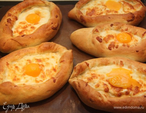 Сверху на хачапури выложить по желтку (аккуратно, чтобы не нарушить целостность желтка) и снова отправить в духовку на пару минут.