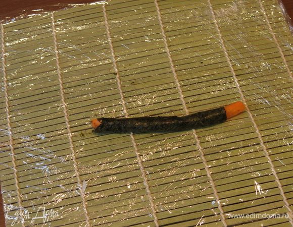 В тонкую полоску длиной 10,5 см (кусочек 3) заворачиваем морковь. Можно морковь сварить, а можно положить сырую.