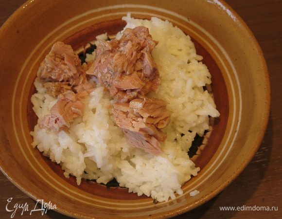 Готовим начинку: в 160 г риса добавляем тунец, особо не измельчая его. По японскому принципу, сохраняяпервоначальные свойства продукта, — «не сотвори, а найди и открой», натуральность только подчеркнет визуальный эффект кадзари.  Перемешиваем, получаются волокна тунца в рисе.