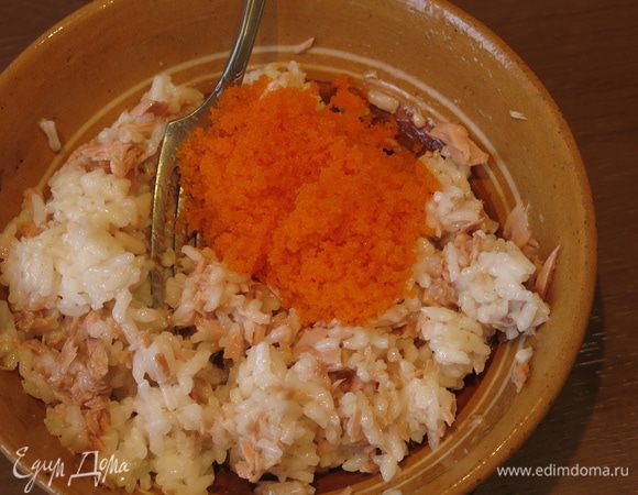 Добавляем икру масаго оранжевого цвета. Как вариант, можно положить измельченный омлет, такая подача в исходном рецепте.
