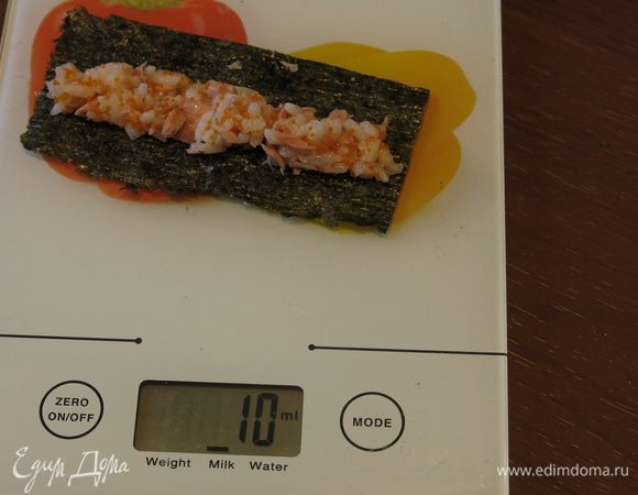 Заполняем две оставшиеся тонкие полоски нори (кусочки 4) рисом с тунцом, по 10 — 11 г на порцию. На край нори не кладем рис, такой принцип при закрутке любых роллов.