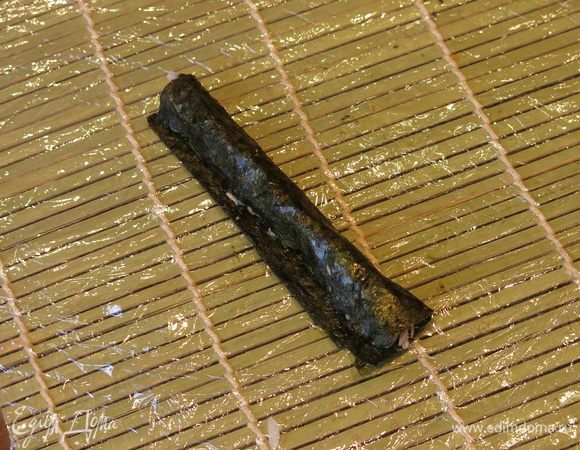 Закручиваем роллы. Край чуть сбрызгиваем водой, закрепляем.