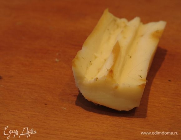 «Скорлупа» — использую кальмар копченый, по исходнику какое-то суфле из отварной рыбы. Пласт длиной 10 см, по высоте листа нори. Вырезаем острый край скорлупы.