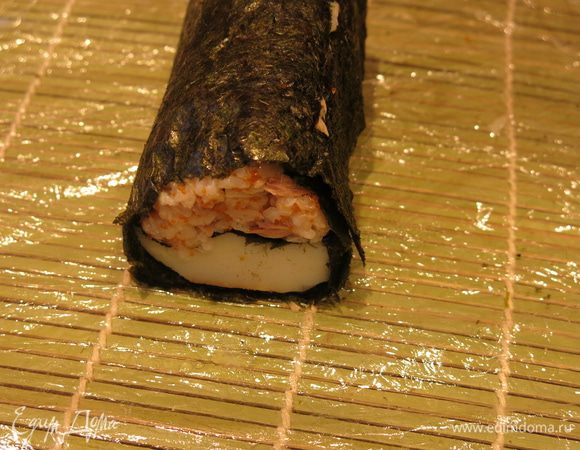 Соединяем листы нори, край чуть смачиваем.