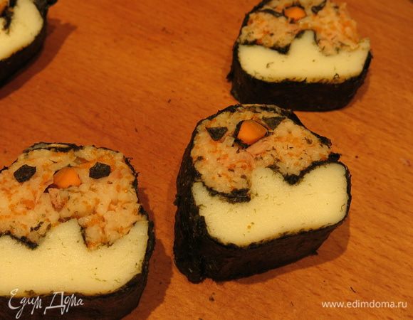 Срезаем край, нарезаем на 4 части, вес одной 50 г. Вырезаем из нори глаза.