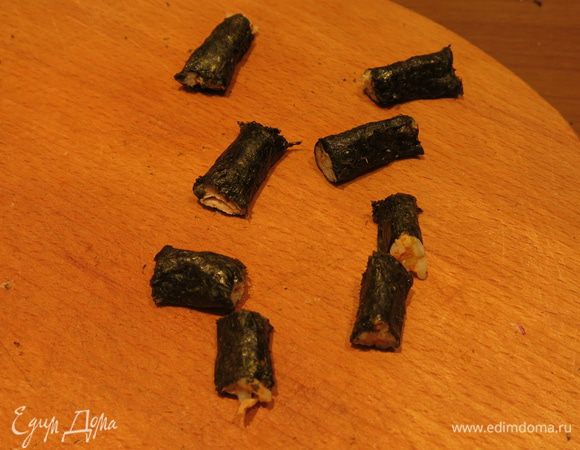 Нарезаем маленькие роллы по высоте суши, по две на цыпленка — это крылья. 