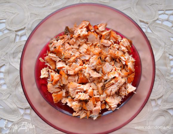 Филе лосося предварительно необходимо запечь, приправив солью и перцем. Затем готовую и остывшую рыбу нарезать на небольшие кусочки.