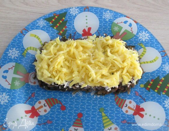 Картофель очистите от кожуры и натрите. Это следующий слой салата.