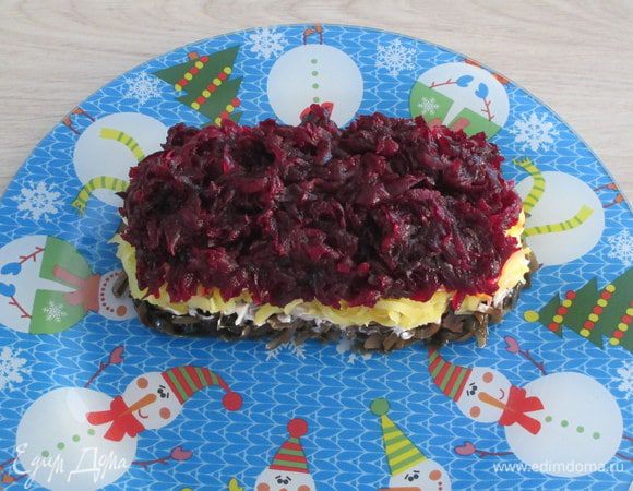 Следующие слои: тертая морковь и тертая свекла.