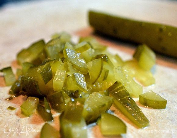 Корнишон мелко нарежем.