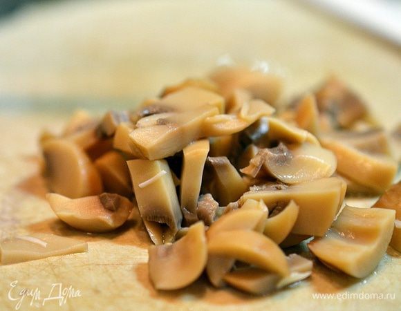 Шампиньоны мелко нарежем.